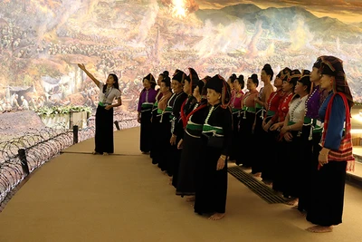 Khách tham quan bức tranh Panorama “Chiến dịch Điện Biên Phủ”.