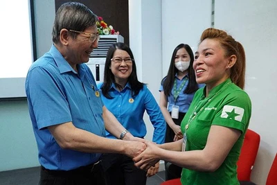 Phó Chủ tịch Thường trực Tổng Liên đoàn Lao động Việt Nam Trần Thanh Hải trực tiếp chúc mừng, khen thưởng cho đoàn viên Hồ Thị Bé Thảo. (Ảnh: Hà Anh Chiến)