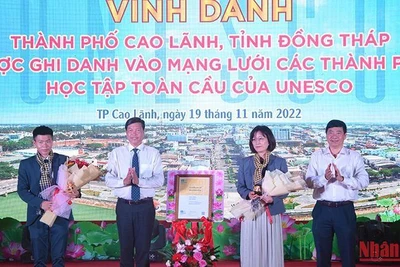 Bà Miki Nozawa trao chứng nhận cho thành phố Cao Lãnh và nhận biểu trưng, hoa do Đồng Tháp trao tặng. (Ảnh: HỮU NGHĨA)