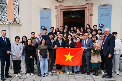 Đại sứ Vũ Lê Thái Hoàng và phu nhân giao lưu cùng các em học viên Việt Nam.