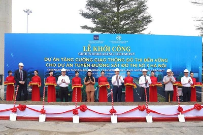 Các đại biểu khởi công dự án.