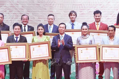 Chủ tịch nước Võ Văn Thưởng trao tặng danh hiệu Nghệ sĩ nhân dân cho các nghệ sĩ. Ảnh: TTXVN