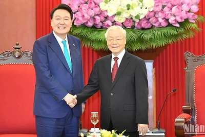 Tổng Bí thư Nguyễn Phú Trọng tiếp Tổng thống Đại Hàn Dân Quốc Yoon Suk Yeol. (Ảnh: ĐĂNG KHOA)