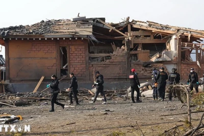 Hiện trường vụ máy bay chiến đấu ném bom nhầm vào ngôi làng ở Pocheon (Hàn Quốc), ngày 7/3/2025. (Ảnh: Yonhap/TTXVN)