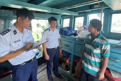Cảnh sát biển làm việc với Thuyền trưởng Tàu TG 90297 TS.
