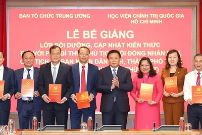 Đồng chí Nguyễn Xuân Thắng trao chứng chỉ tốt nghiệp cho các học viên Lớp học.