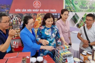 Lãnh đạo Sở Công thương Hà Nội tham quan, tìm hiểu các sản phẩm thực phẩm an toàn của doanh nghiệp.