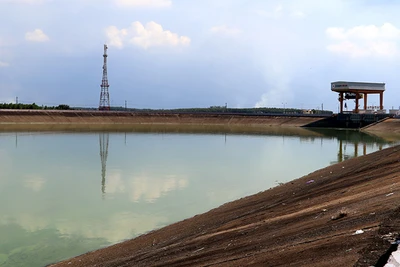 Một góc hồ thủy điện Trị An.