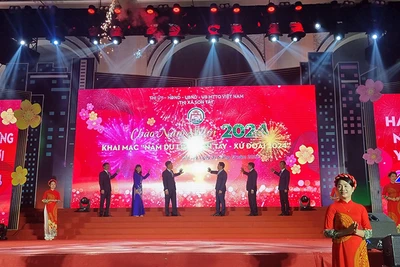 Các đại biểu tham dự lễ khai mạc Năm du lịch Sơn Tây-xứ Đoài năm 2024.