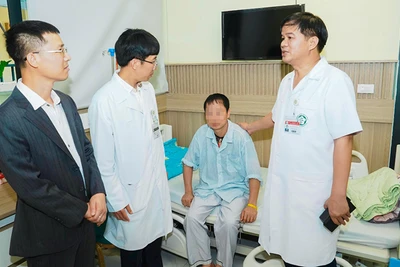 Thăm bệnh nhân đột quỵ điều trị tại Trung tâm.