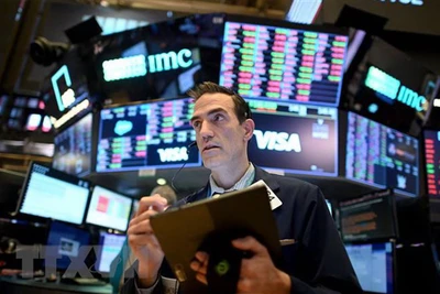 Giao dịch viên tại Sàn Giao dịch Chứng khoán New York, Mỹ. (Ảnh: AFP/TTXVN)