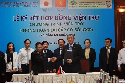 Ngài Watanabe Nobuhiro, Tổng Lãnh sự Nhật Bản tại Thành phố Hồ Chí Minh, ký kết hợp đồng viện trợ với đơn vị trực tiếp sử dụng.