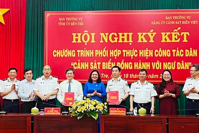 Lãnh đạo Cảnh sát biển Việt Nam và tỉnh Bến Tre ký kết chương trình hợp tác “Cảnh sát biển đồng hành cùng ngư dân”.