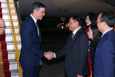 Bộ trưởng Văn hóa, Thể thao và Du lịch Nguyễn Văn Hùng đón Thủ tướng Tây Ban Nha Pedro Sánchez tại Sân bay quốc tế Nội Bài, Hà Nội. (Ảnh: PHẠM KIÊN/TTXVN)