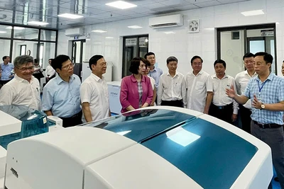 Thứ trưởng Bộ Y tế Nguyễn Thị Liên Hương thăm các trang, thiết bị hiện đại tại Tòa nhà CDC Thái Bình cao 15 tầng mới được đưa vào sử dụng.