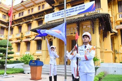 Lá cờ ASEAN tung bay tại trụ sở Bộ Ngoại giao trong ngày kỷ niệm 57 năm Ngày thành lập ASEAN và 29 năm Việt Nam gia nhập ASEAN.