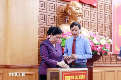 Bí thư Tỉnh ủy Lai Châu, Giàng Páo Mỷ cùng Chủ tịch UBND tỉnh Lê Văn Lương ủng hộ đồng bào bị thiệt hại do cơn bão số 3. (Ảnh: TTXVN)