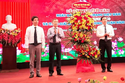 Lãnh đạo tỉnh Ninh Thuận tặng hoa, chúc mừng Hội Nhà báo tỉnh nhân Lễ kỷ niệm 98 năm Ngày Báo chí cách mạng Việt Nam.