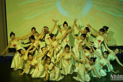 Sinh viên Việt Nam tại RUDN biểu diễn tiết mục múa truyền thống.