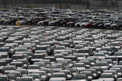 Ô tô nhập khẩu tại cảng Long Beach, California, Mỹ. (Ảnh: Getty Images/TTXVN)
