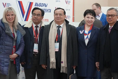 Đoàn quan sát viên của AIPA tham gia quan sát ở một điểm bỏ phiếu ở thủ đô Moskva. (Ảnh: XUÂN HƯNG)