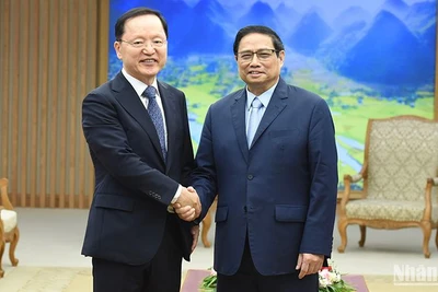 Thủ tướng Phạm Minh Chính đón ông Park Hark Kyu, Tổng Giám đốc phụ trách tài chính Tập đoàn Samsung Electronics. (Ảnh: TRẦN HẢI)