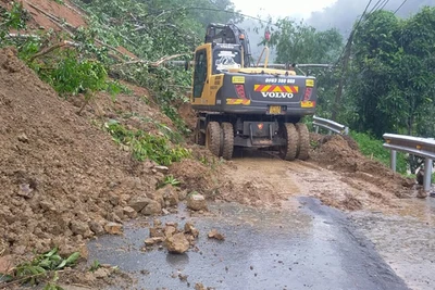Huy động máy móc hót sạt lở để thông Quốc lộ 3B nối thành phố Bắc Kạn với huyện Chợ Đồn. (Ảnh: TUẤN SƠN)