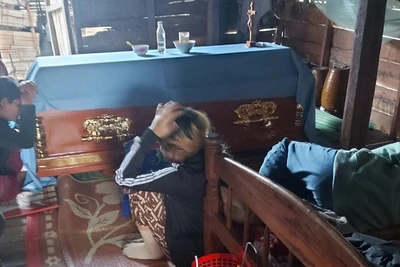 Gia đình lo hậu sự cho các cháu xấu số.