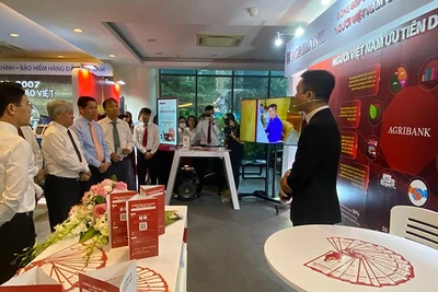 Các đồng chí lãnh đạo tham quan gian hàng Ngân hàng Agribank.