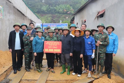 Ban chỉ đạo xóa nhà tạm, nhà dột nát huyện Yên Sơn, tỉnh Tuyên Quang trao hỗ trợ làm nhà cho hộ gia đình tại xã Chân Sơn. (Ảnh: CHUNG-THẮNG)