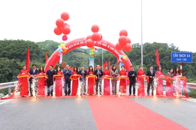 Các đại biểu cắt băng khánh thành cầu Bạch Xa qua sông Lô.