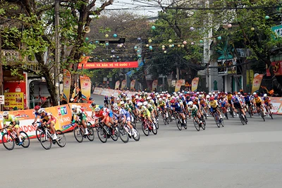 Các vận động viên thi đấu quyết liệt. 