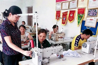 Lớp đào tạo nghề may cho người lao động tại huyện Sơn Dương.
