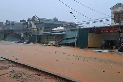 Mưa to kèm gió lốc làm tốc mái nhiều nhà dân trên địa bàn huyện Hàm Yên (Tuyên Quang).