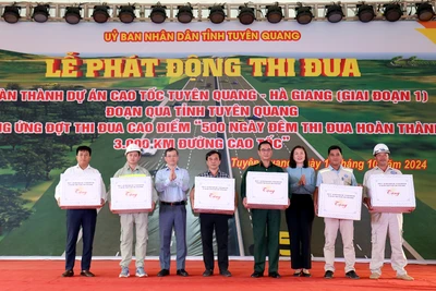 Lãnh đạo tỉnh Tuyên Quang tặng quà cho đại diện các đơn vị thi công.