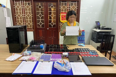 Đối tượng H.T.B.V trú tại thành phố Quy Nhơn, tỉnh Bình Định, mắt xích quan trọng trong đường dây lừa đảo cùng tang vật thu giữ được tại cơ quan điều tra.