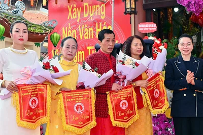 Lãnh đạo thành phố Tuyên Quang tặng hoa, cờ lưu niệm cho các thủ nhang, nghệ nhân, thanh đồng tham gia trình diễn.