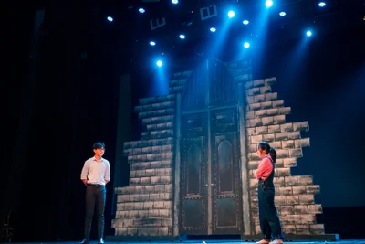 Hai nhân vật chính Maddie và Madeline trong phân cảnh của vở diễn.