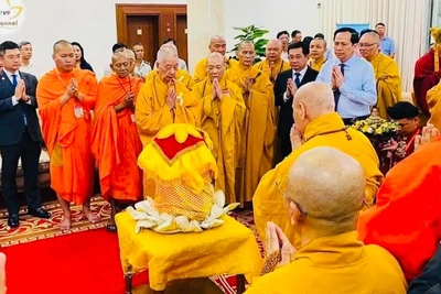 Xá lợi Đức Phật tại khu vực phòng chờ VIP, sân bay quốc tế Tân Sơn Nhất