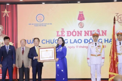 Đồng chí Võ Thị Ánh Xuân, Ủy viên Trung ương Đảng, Phó Chủ tịch nước, Phó Chủ tịch thứ nhất Hội đồng Thi đua-Khen thưởng Trung ương trao tặng Huân chương Lao động hạng Nhất cho đại diện Hiệp hội Doanh nghiệp nhỏ và vừa thành phố Hà Nội.