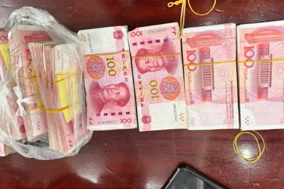 Hình ảnh 30 vạn nhân dân tệ bị bắt giữ quả tang.