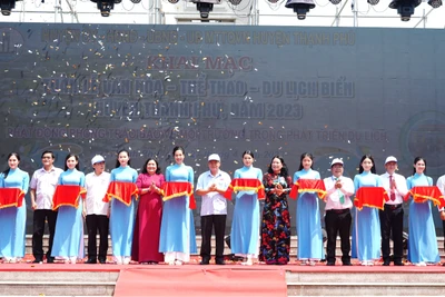 Đại biểu cắt băng khai mạc tuần lễ Văn hóa-Thể thao-Du lịch biển huyện Thạnh Phú năm 2023.
