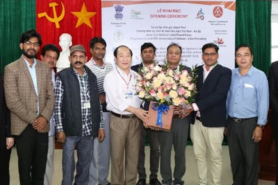 Các chuyên gia và kỹ thuật viên của Ấn Độ tham gia thực hiện dự án cùng lãnh đạo Sở Y tế và các sở, ngành liên quan của tỉnh Đắk Lắk tại buổi khai mạc dự án tại Bệnh viện đa khoa vùng Tây Nguyên. (Ảnh: Đình Thi)