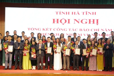 Đại diện lãnh đạo tỉnh Hà Tĩnh tặng hoa chúc mừng các tác giả có tác phẩm đạt giải