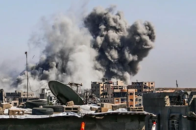 Khói bốc lên sau vụ ném bom của Israel tại Gaza ngày 9/5/2025. (Ảnh: THX/TTXVN)