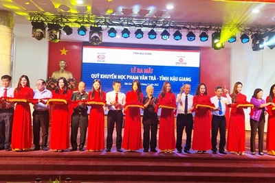 Nghi thức ra mắt Quỹ khuyến học Phạm Văn Trà–tỉnh Hậu Giang.