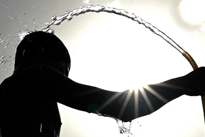 Người dân làm mát trong ngày nắng nóng gay gắt tại New Delhi, Ấn Độ. (Ảnh: AFP/TTXVN)