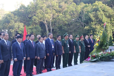 Các đại biểu dâng hoa tại Đài hoa hữu nghị Việt Nam-Lào.