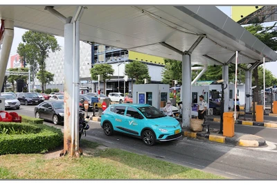 Thu phí không dùng tiền mặt các phương tiện ra vào sân bay Tân Sơn Nhất ngày 6/2.