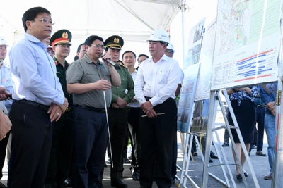 Thủ tướng Phạm Minh Chính chỉ đạo về tiến độ xây dựng đường Vành đai 3 Thành phố Hồ Chí Minh tại hiện trường.